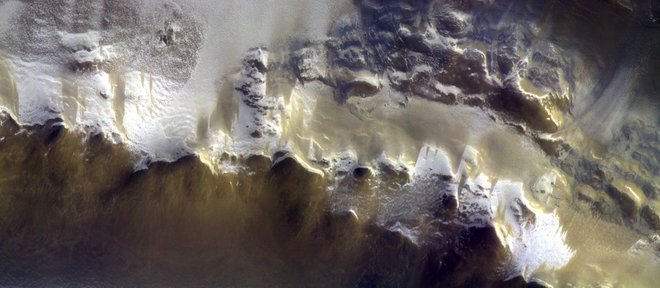 Icy Mars Crater Shines in European Probe's 1st Photo from New Orbit